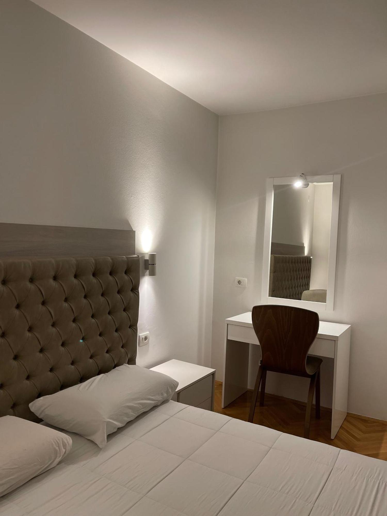 Ruby Luxury Central Apartment Szkopje Kültér fotó