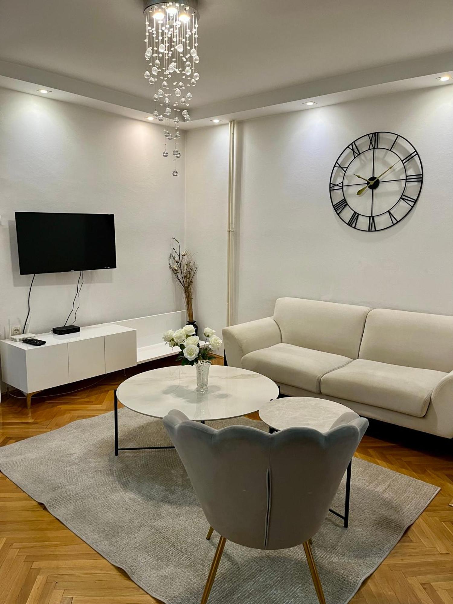 Ruby Luxury Central Apartment Szkopje Kültér fotó