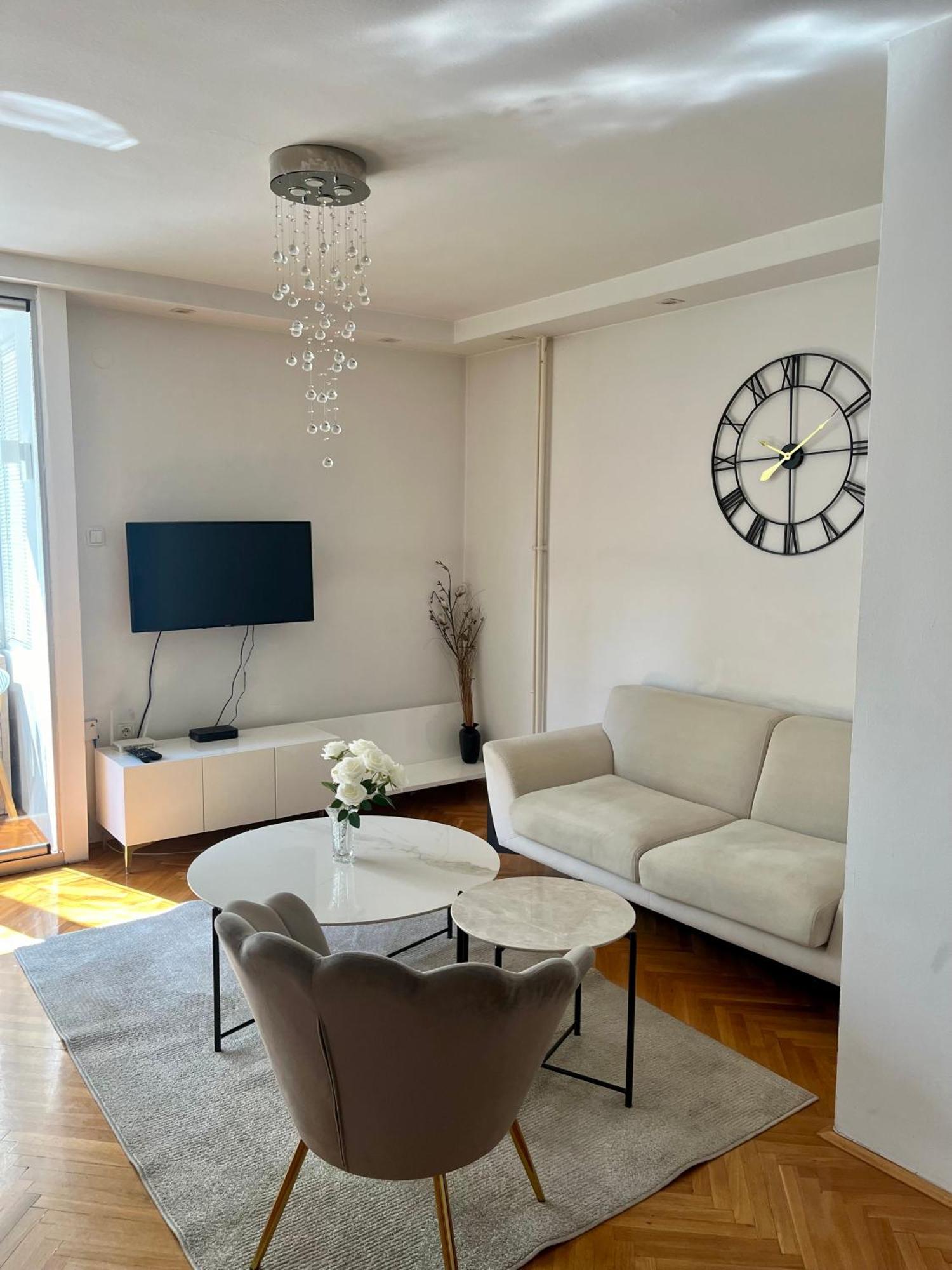Ruby Luxury Central Apartment Szkopje Kültér fotó